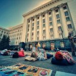 Лежачий протест устроили матери и жены военнопленных бойцов «Кривбасса» под ОП